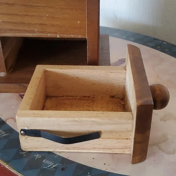 Vintage hand crank coffee grinder/mill - Picture 4 of 8